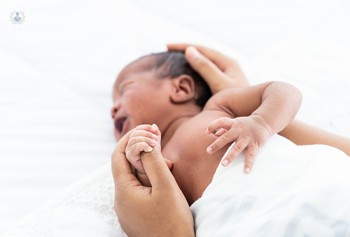 ¿Es recomendable visitar al recién nacido y sus padres?