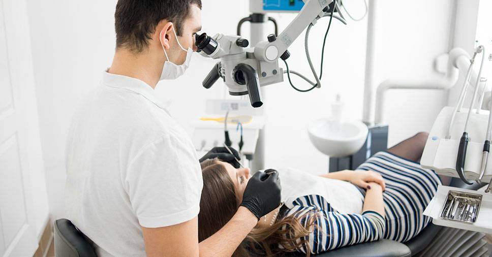 La Importancia de la Magnificación en los Tratamientos Odontológicos: El Uso del Microscopio