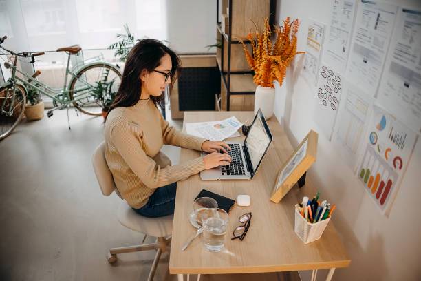 mantente-sano-y-productivo-trabajando-desde-casa-descubre-estrategias-para-crear-un-ambiente-de-trabajo-remoto-exitoso imagen de artículo