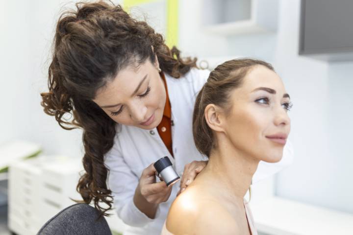 mitos-sobre-el-cuidado-de-la-piel-lo-que-un-dermatologo-realmente-hace-por-tu-salud-cutanea imagen de artículo
