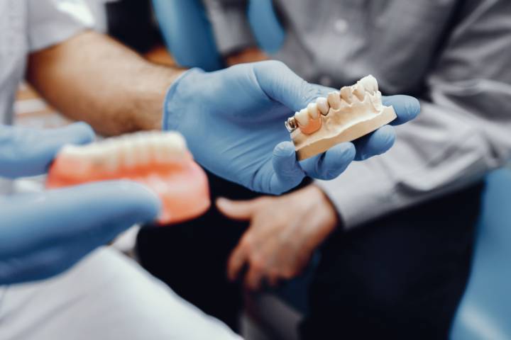 protesis-hibridas-solucion-fija-estetica-perdida-total-dientes imagen de artículo