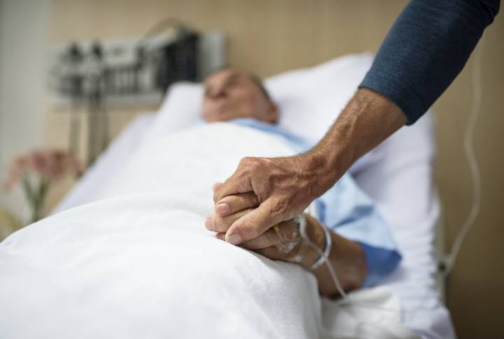 acompanar-con-amor-importancia-terapia-familiares-pacientes-enfermedad-cronica-avanzada imagen de artículo