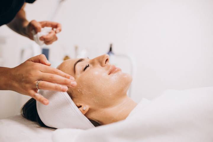 limpieza-facial-medicalizada-dermatologica-vs-limpieza-facial-estetica-ensayo-sobre-cuidado-piel imagen de artículo