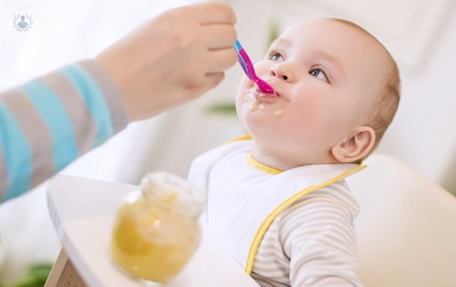 El bebé debe comer cada tres horas